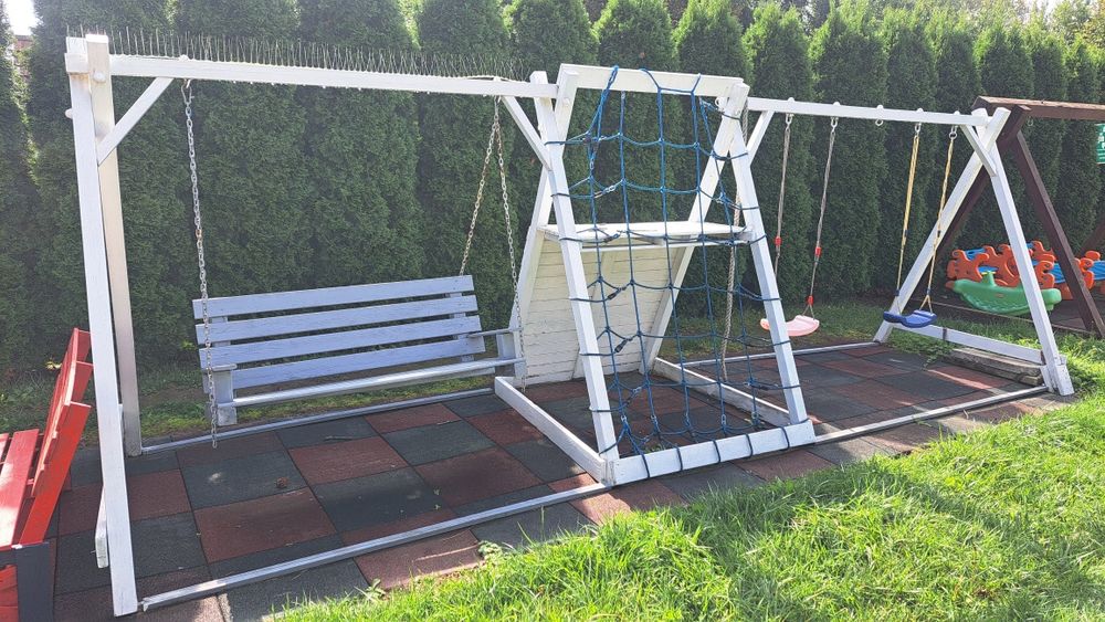 Plac zabaw huśtawki dla dzieci
