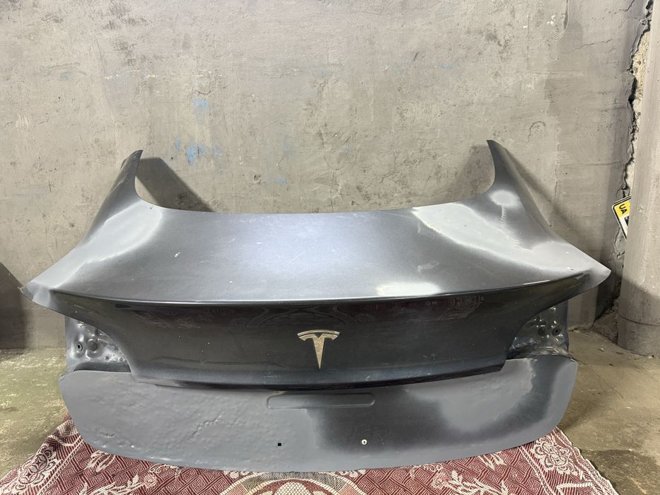 Крышка багажника Tesla 3