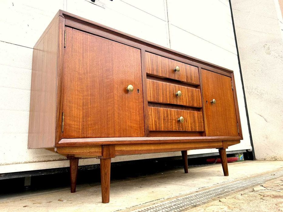 Aparador móvel tv olaio vintage + 118,5comp x 36prof x 67,5alt.