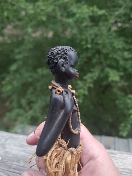Продам коллекционное эксклюзивную статуетку ,негритянка .