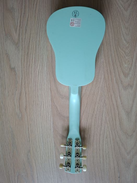 Drewniana gitara zabawkowa