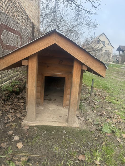 Утеплена собача будка для великої собаки