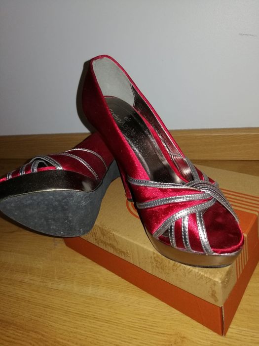 Vendo sapatos de salto alto novos