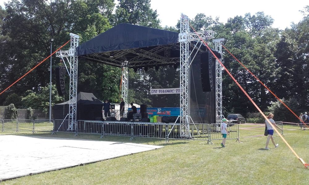Scena muzyczna  ,hale namiotowe