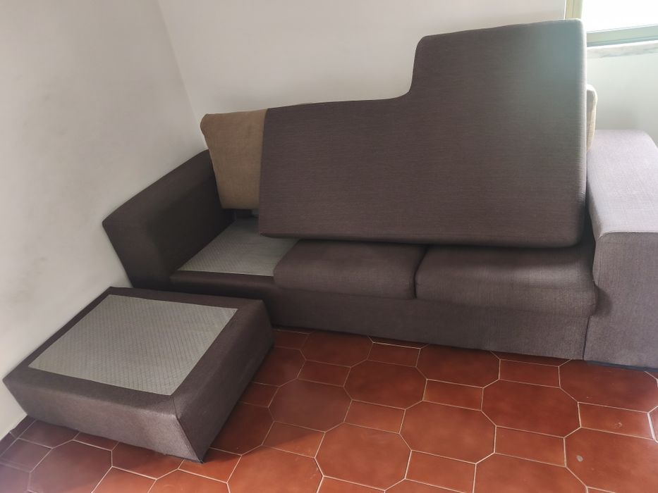 Sofá com chaise long e 2 bancos