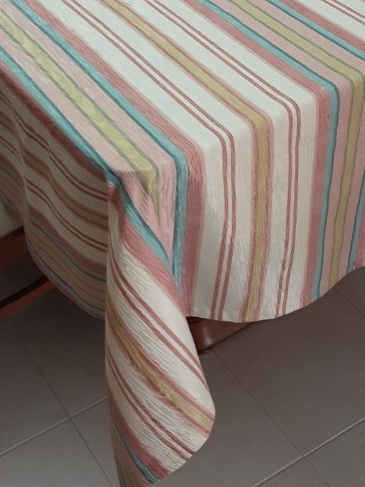 Toalha  de mesa ótimo tecido  com aplicação  em croché