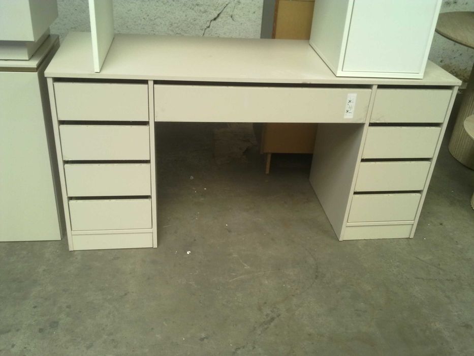 Nowe biurko z szufladami