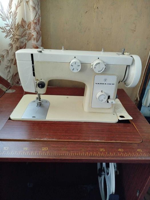 Швейна машинка Чайка 142 М Тумбочка