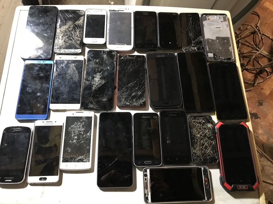 Лот телефонів сенсорні і є кнопкові