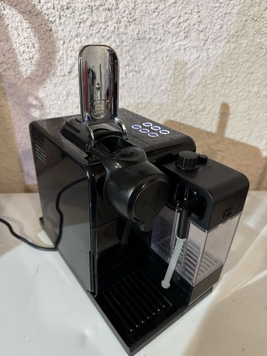 Кавомашина капсульна DeLonghi Nespresso Lattissima Touch EN 560.B