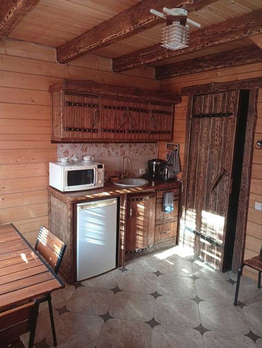 Дерев'яний будиночок з банею подобово, також є мангал та альтанка