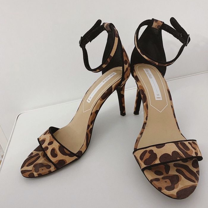 bershka szpilki sandałki panterka brązowe beżowe czarne