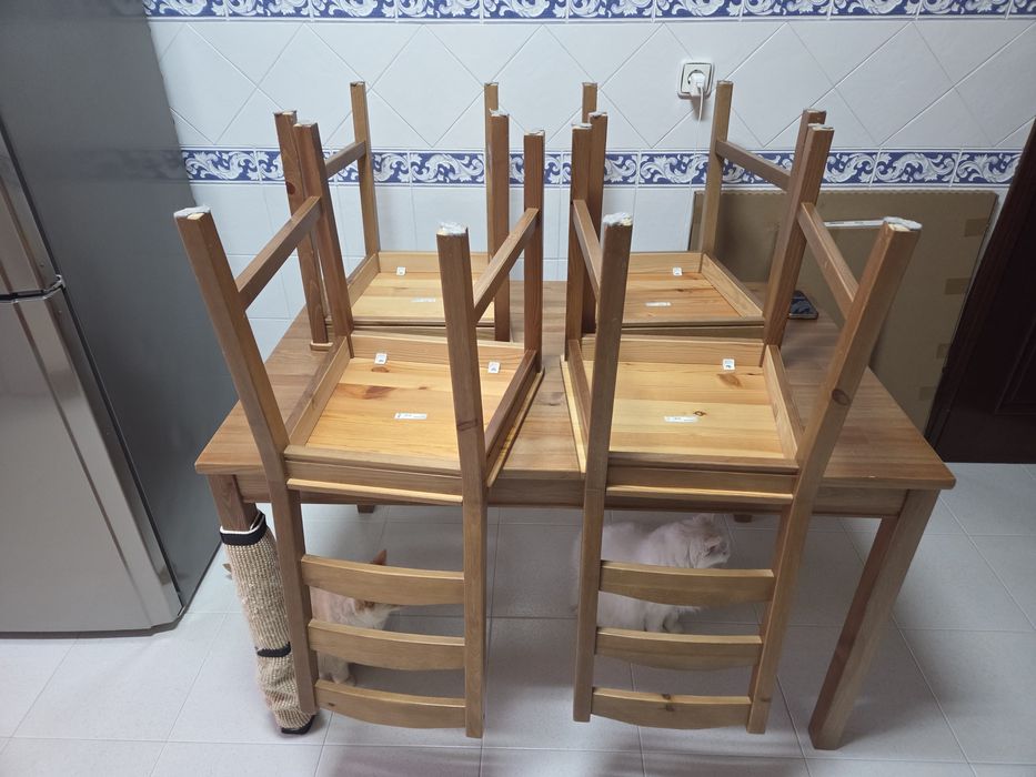 Mesa e 4 cadeiras de madeira JOKKMOKK