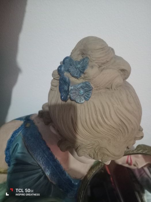 Elegante estátua de mulher segurando o espelho, peça antiga.