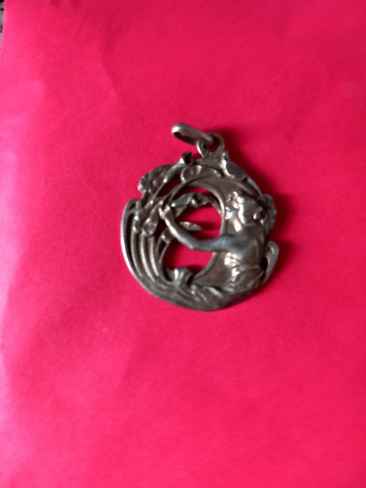 Genuína medalha arte nova em prata