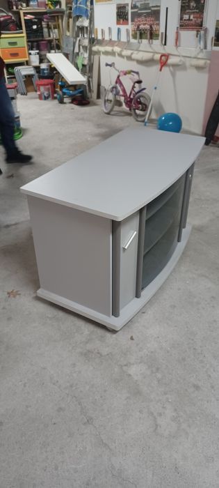 Vendo móvel de tv,estado impecável, em nogueira braga.