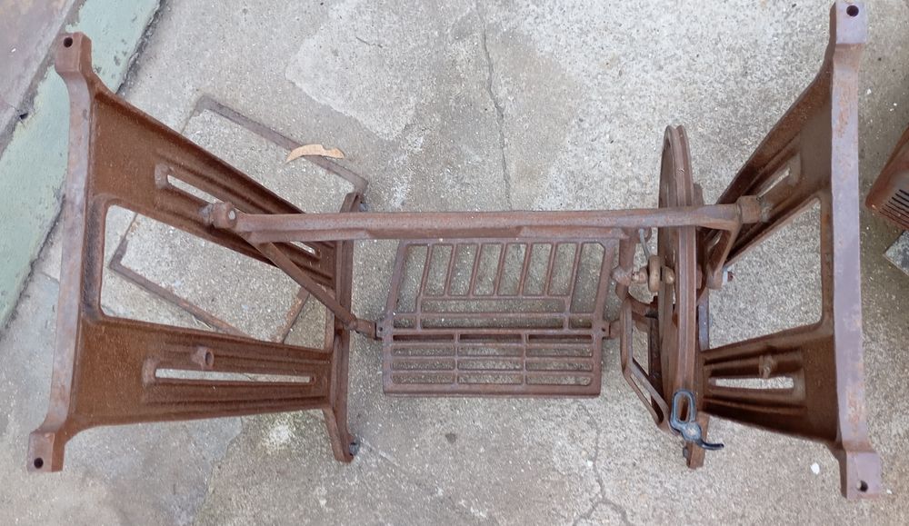 Base de máquina de costura em ferro