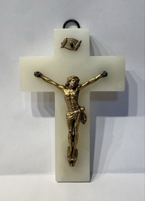 Lindo pequeno antigo crucifixo de suspensão mural em alabastro com Cristo dourado