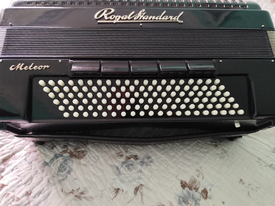 Продам акордеон Rojal standart 4/4
