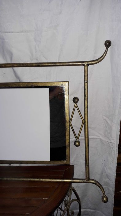 Metalowy  stolik konsola z lustrem do powieszenia na  ścianę