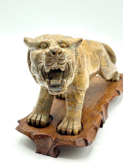 Tigre oriental em pedra jaspe brecha amarelo