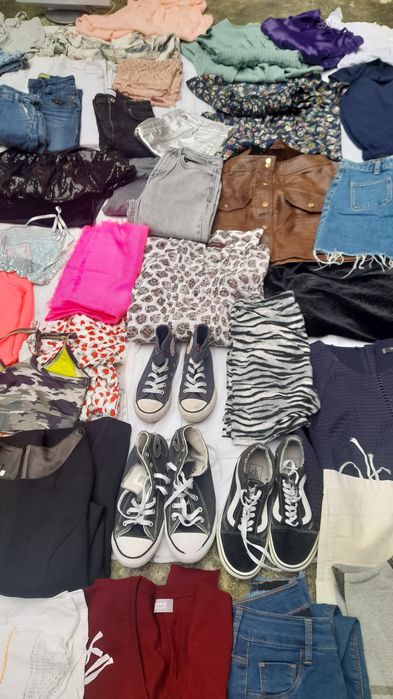 Lote de roupa, calçado e malas.