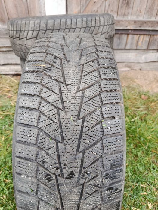 Продам зимову резину, 205/60/16 Hankook Winter i*cept 2, без ніяких пошкоджень. Ціна 8800 грн за комплект..