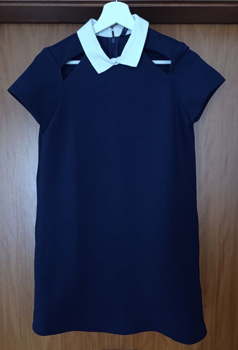 Vestido azul escuro com gola branca
