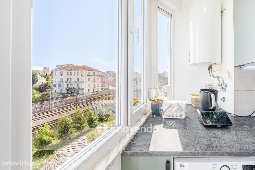 Apartamento T2 remodelado, com cozinha equipada, em Benfica