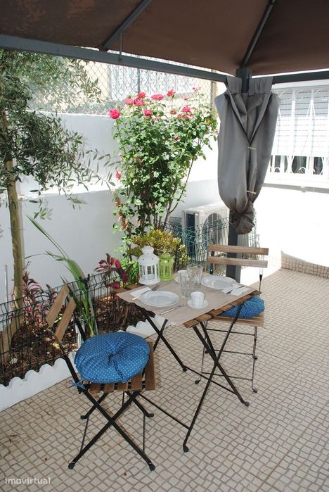 Apartamento T2 com terraço em Linda-a-Velha