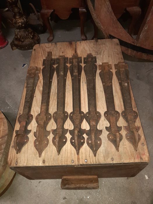 Grandes e Antigos  Ferrolhos em Ferro  Maciço