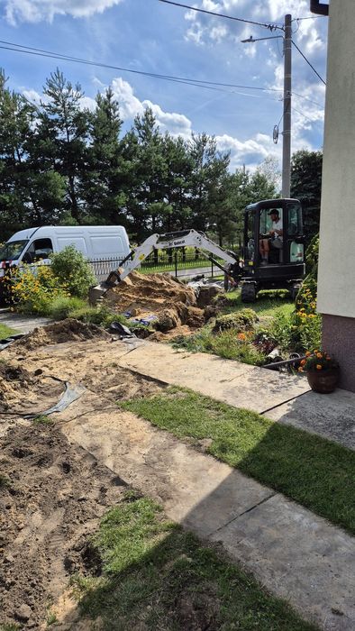 Usługi mini koparką 2.7t z młotem