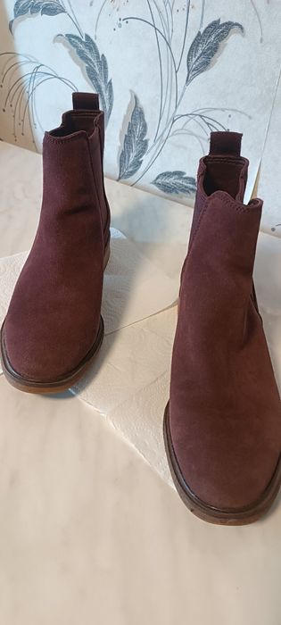 Челси 39 размер,замшевые подошва  состояние отличное,весна,бренд Clark