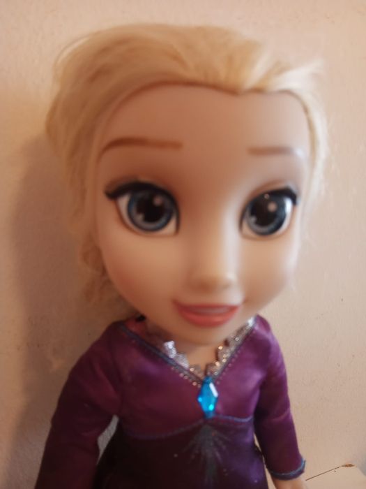 Boneca: Elsa Frozen fala e canta "Into the Unknown" com luz