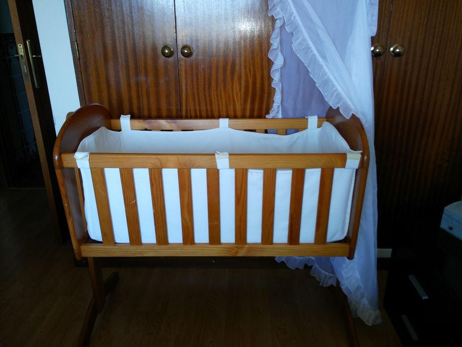 Cama de bebé com colchão