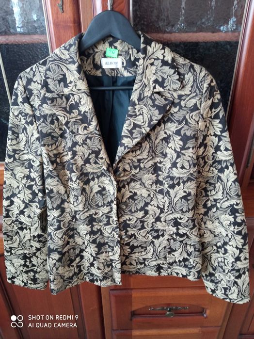 Damski żakiet z materiału i spodnie damskie