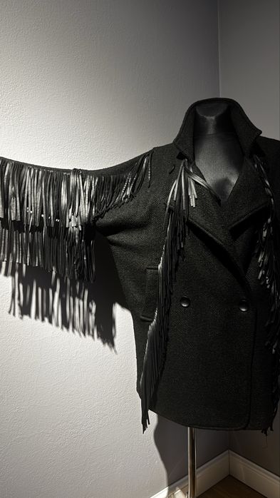 Plaszcz wełniany włoski ze skórzanymi fredzlami inspired balmain