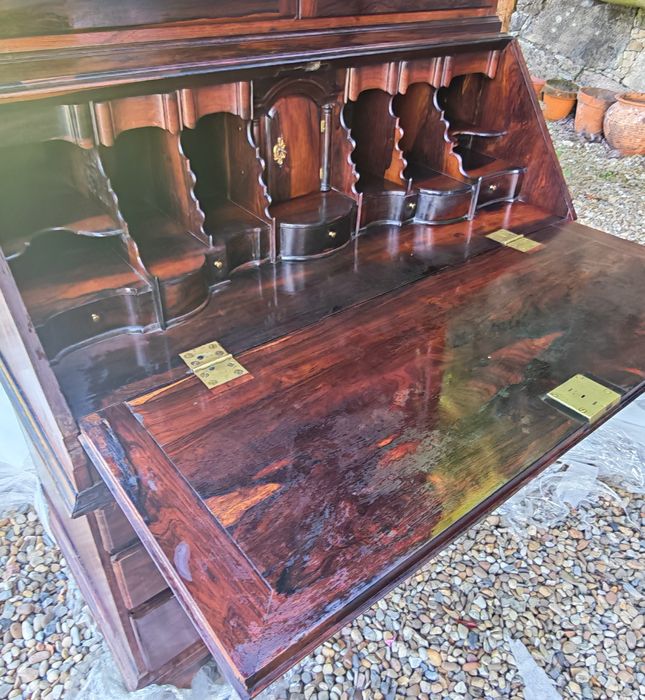 Papeleira com vitrine em Pau Ferro