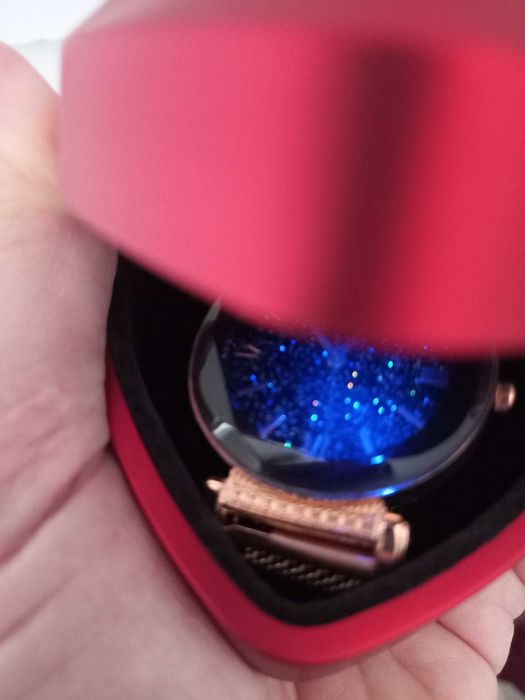 Relógio com caixa coração vermelha - em funcionamento.