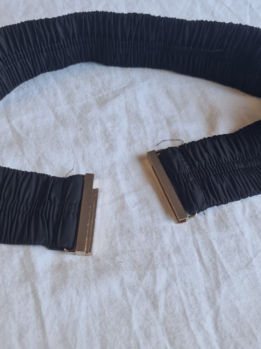 Cinto Elástico Preto com Fecho Metálico — Bom Estado