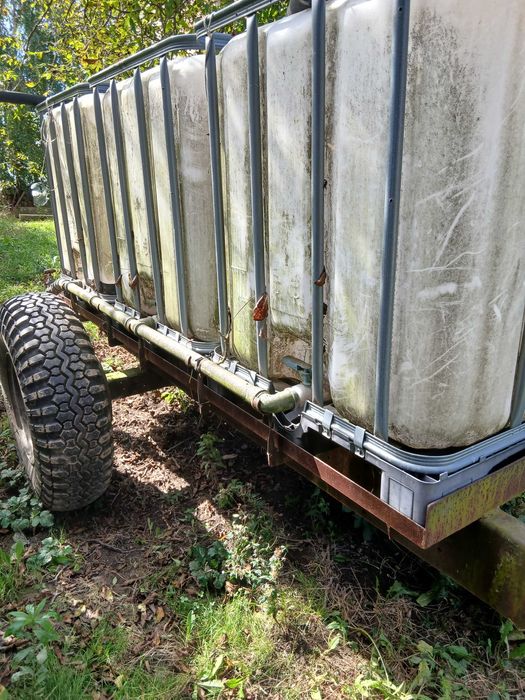 Zbiornikami mauser 1000l na solidnej ramie.