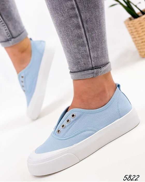 Продаю женские кеды