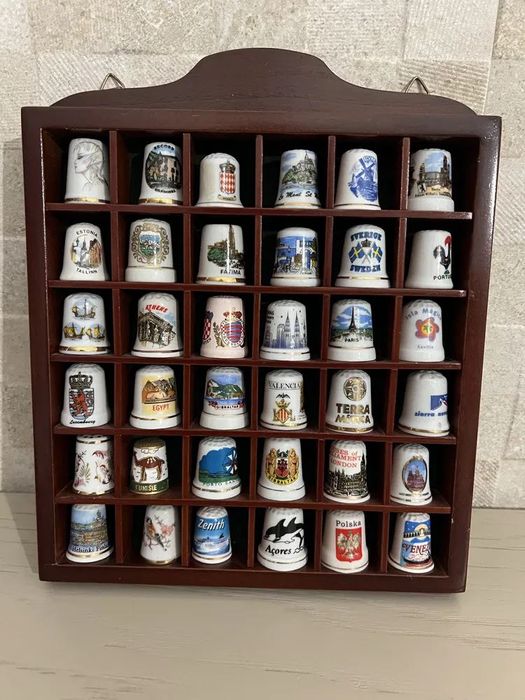 Dedais em porcelana de vários países com expositor em madeira