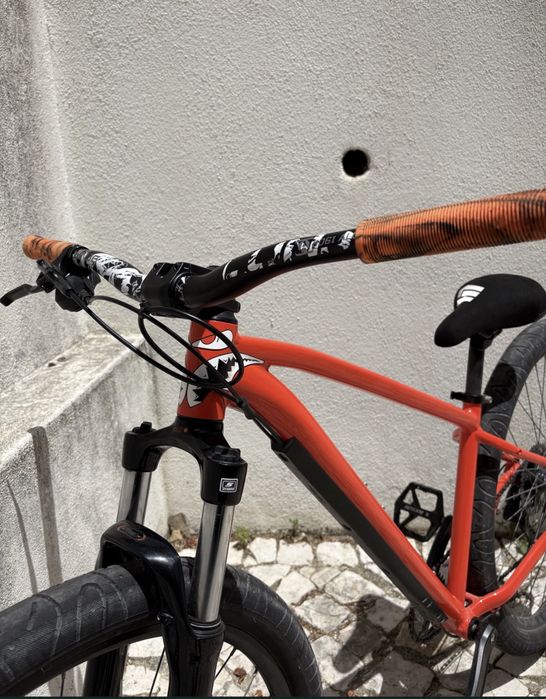 Bicicleta de btt montada para grau
