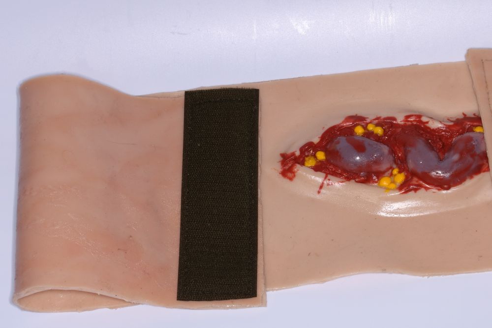 Силіконовий тренажер  "проникаюче поранення живота". Тактична медицина