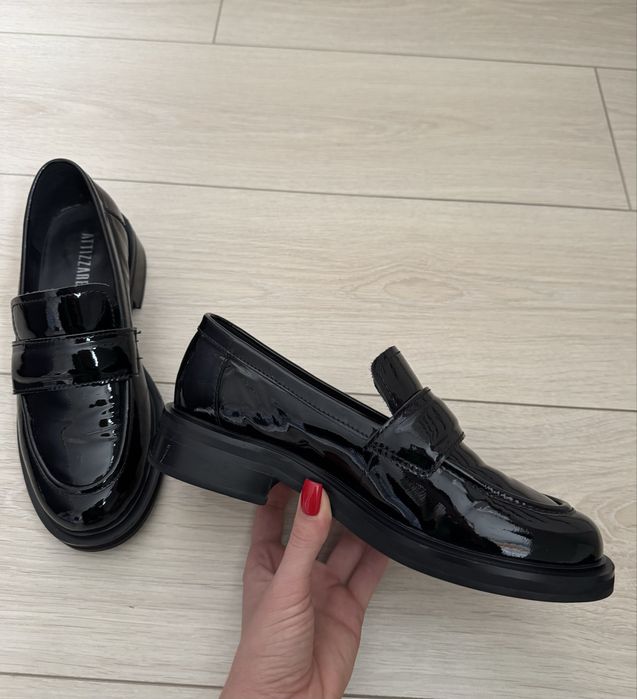 Лоферы лакированные