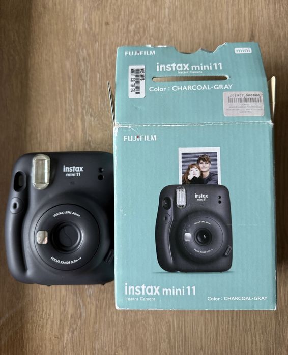 Instax mini 11 + є шкірянйи чохол є окремо