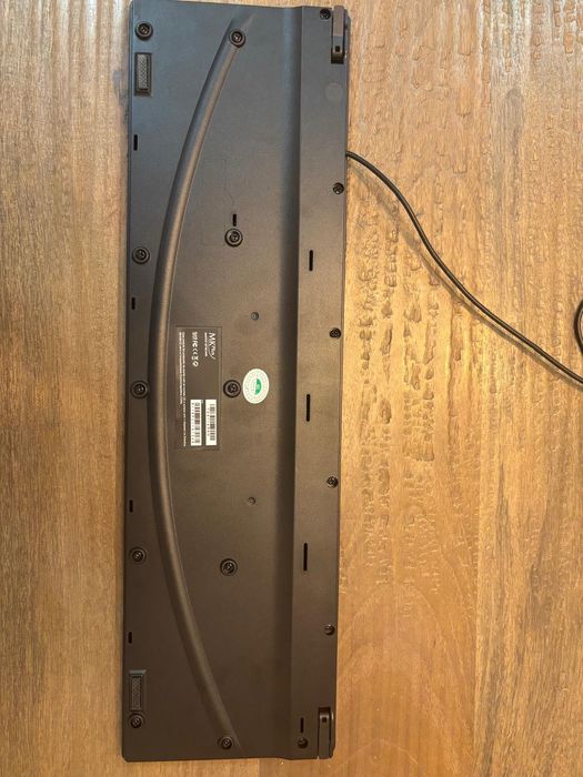 Teclado preto com fio