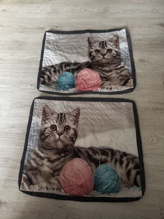 Дві великі наволочки на диванні подушки на замку