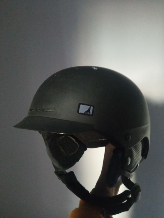 Kask narciarski Atomic z daszkiem